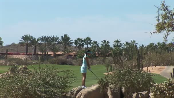 Lány játszik golf — Stock videók