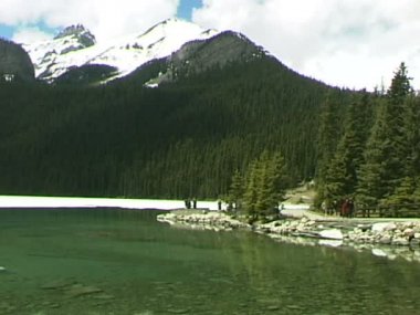 Lake Louise sahilinde yürüyüş yapanlar ile
