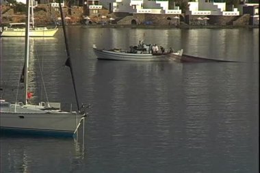 Balıkçı teknesinde bir havuzda