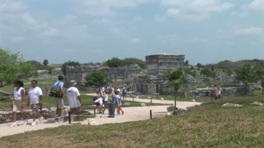 Tulum Tapınağı kalıntıları turist ziyaret