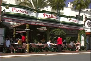 Pizzacı içinde oturan insanlar