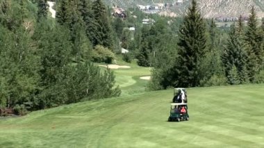 golf sahasında golf arabası