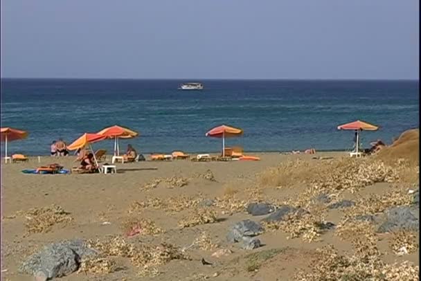 Strand mit Menschen in Griechenland — Stockvideo
