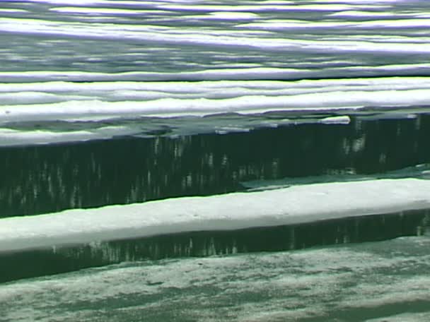 Зелена вода з льодом берега — стокове відео