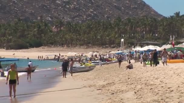 Mensen op Playa Medano beach — Stockvideo