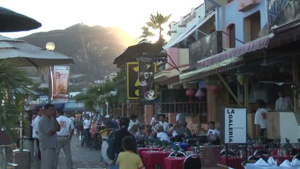 Zonsondergang in de stad Cabo San Lucas — Stockvideo