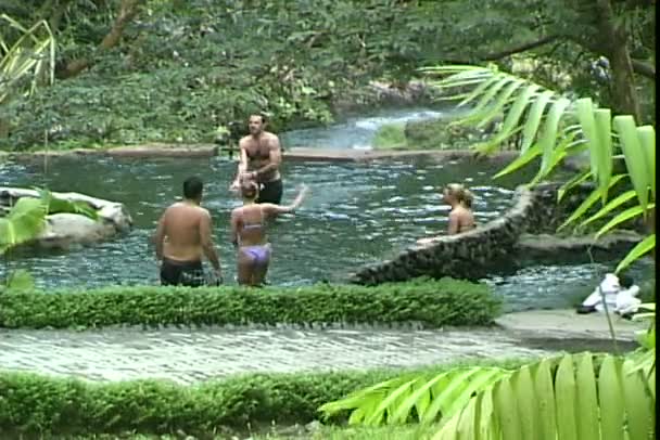 Turiștii înoată în râul tropical — Videoclip de stoc