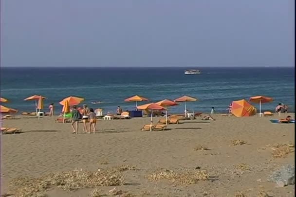 Strand met mensen in Griekenland — Stockvideo