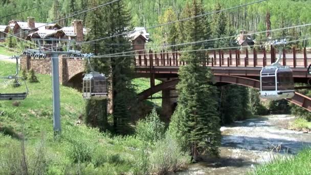 Ski cable car near bridge at Lionshead resort — Stock Video