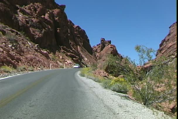 Silnice s auty ve Valley of Fire — Stock video
