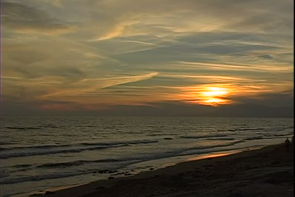 Playa puesta de sol en el océano — Vídeos de Stock