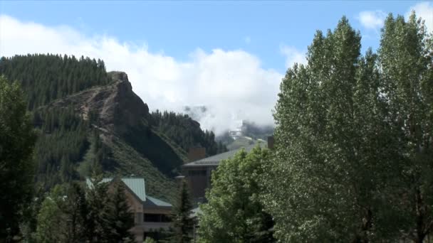 Wolken auf schneebedecktem Berg — Stockvideo