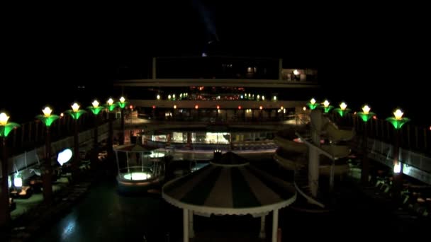 Navio de cruzeiro com luzes à noite — Vídeo de Stock