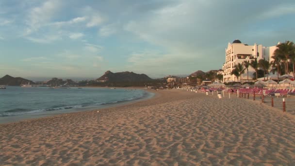 Menschen am Strand von Playa Medano — Stockvideo