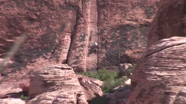 Escalador de rocas en Arizona — Vídeo de stock