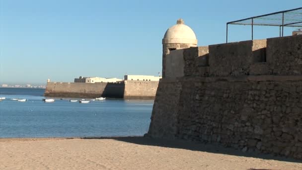 Ramparts Cádiz na praia — Vídeo de Stock