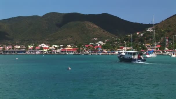 Barco de balsa em Marigot — Vídeo de Stock