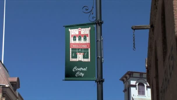 Straßenbanner in der Innenstadt — Stockvideo