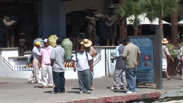 Торговцы на улицах мексиканского города — стоковое видео