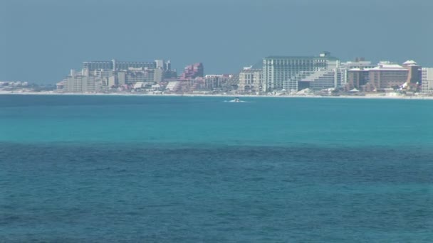 Hoteles a lo largo de la playa en Cancún — Vídeo de stock