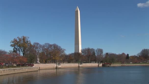 Проезжающие мимо монумента Вашингтона — стоковое видео
