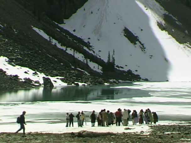 Lago Moraine con turistas — Vídeos de Stock