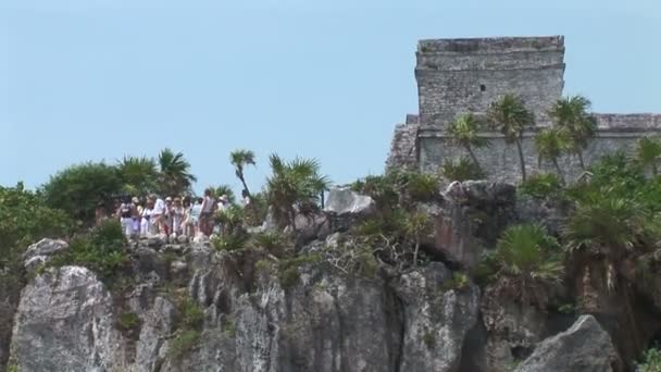 Turisté navštěvují chrám zříceniny Tulum — Stock video