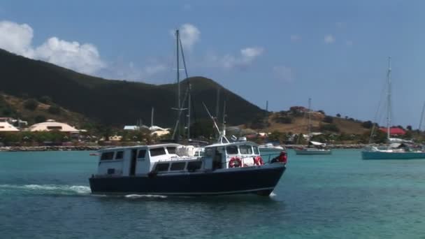 Bateau de ferry à Marigot — Video