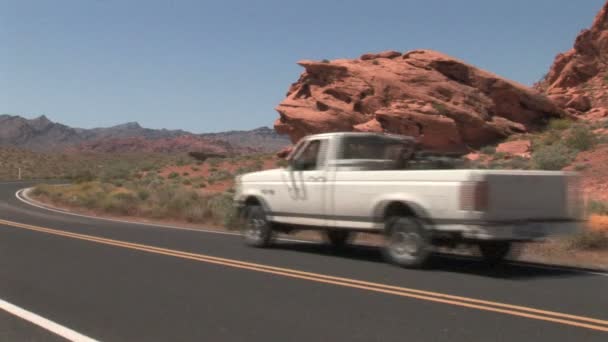 砂漠の道路で運転する車 — ストック動画