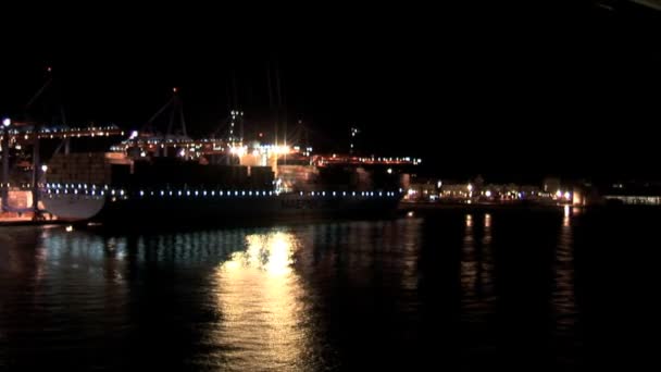 Port de Malaga la nuit à partir de bateau de croisière — Video