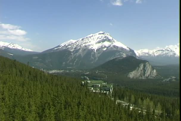 Uitzicht vanaf de kabelbaan op Banff stad — Stockvideo