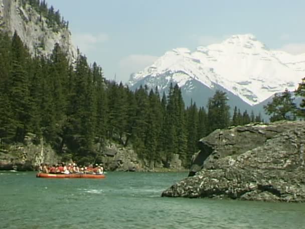 Raft Rides no rio da montanha — Vídeo de Stock