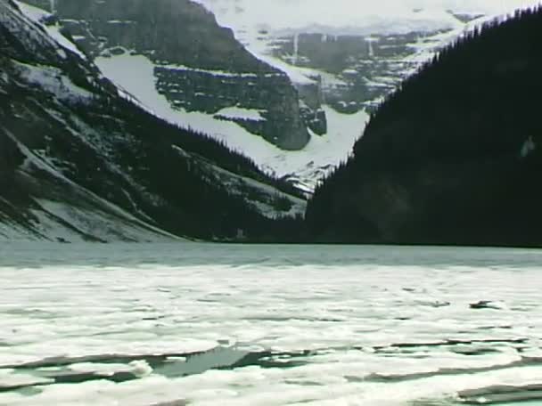 Lago Louise en las montañas nevadas — Vídeos de Stock