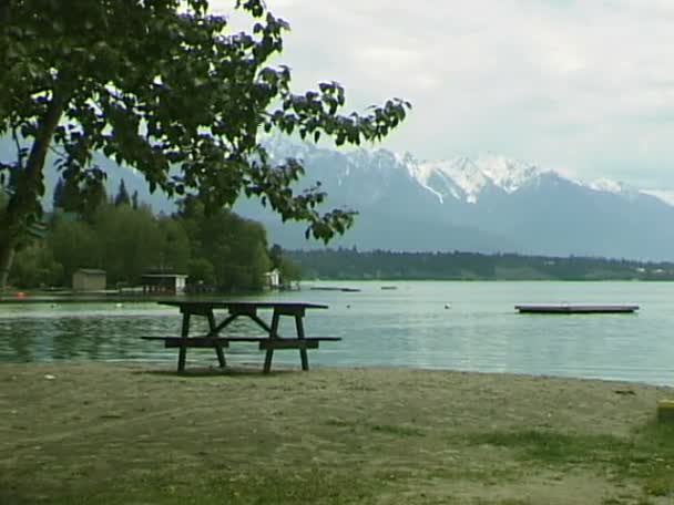 Plaża nad jeziorem Invermere — Wideo stockowe