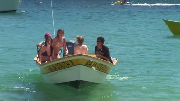 Chicas en barco en México — Vídeo de stock