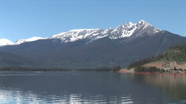 Lac Dillon et crête enneigée — Video