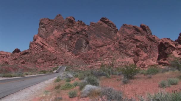 Автомобиль по пустынной дороге — стоковое видео