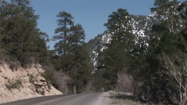 Tráfico por carretera de montaña — Vídeo de stock