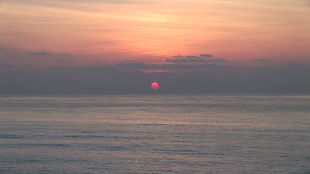 Sonnenaufgang mit Ozean abbrechen — Stockvideo