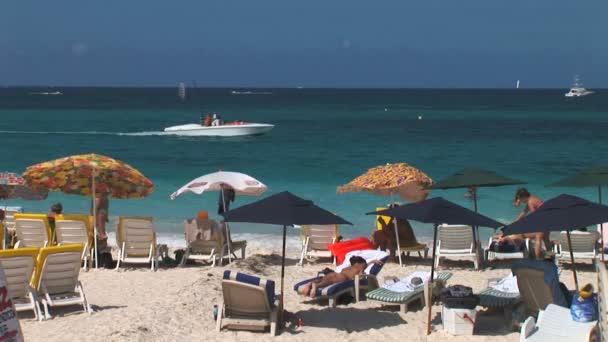 Personer på Cancun Resort Beach — Stockvideo