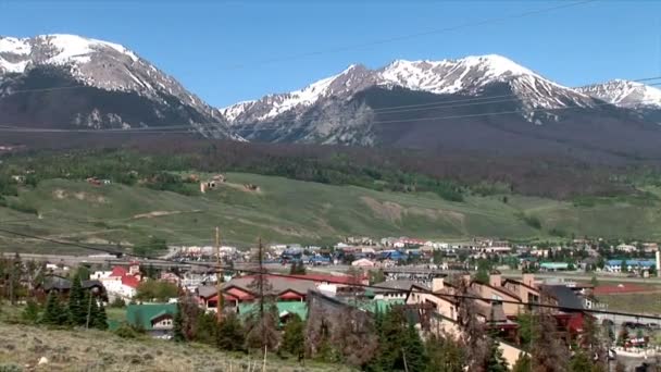 Ciudad de Frisco en las montañas — Vídeo de stock