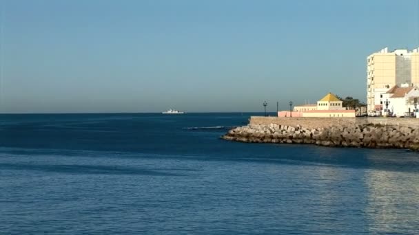 Cidade de Cádiz com Navio no mar — Vídeo de Stock