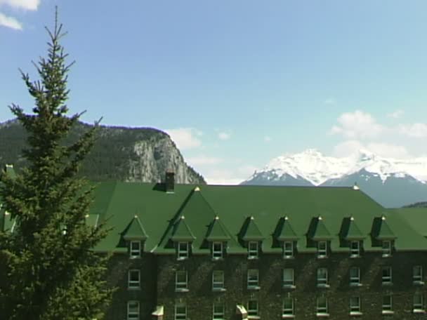 Het Fairmont Hotel in Banff in het voorjaar — Stockvideo