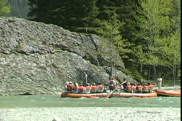 Floßfahrten auf dem Gebirgsfluss — Stockvideo