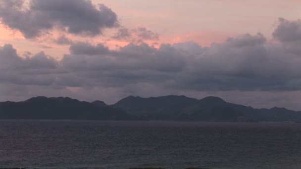 Lever de soleil sur une île tropicale — Video