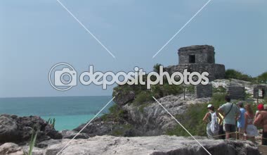 Tulum Tapınağı kalıntıları turist ziyaret