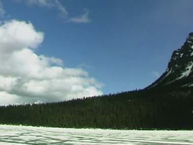 Kış Lakeshore dağlar 