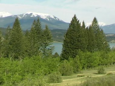 Invermere göl kıyısındaki görünümünü