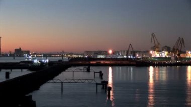 Ufukta alacakaranlıkta Dock görünümünü