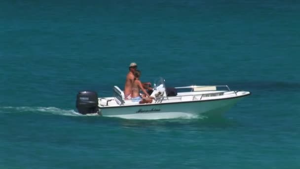 Motorboot schwimmt im Wasser — Stockvideo